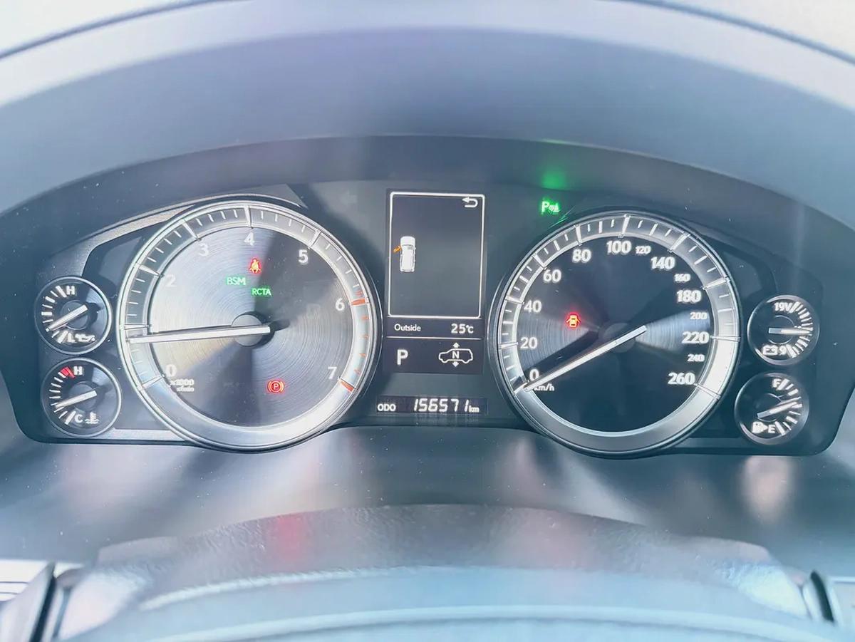 لكزس (LX570) سجنتشر اسود / عنابي خليجي الفطيم LX 570 Signature 2020 - GCC Specs - Pristine Condition-12-12