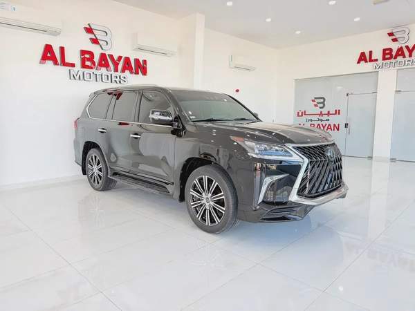 لكزس (LX570) سجنتشر اسود / عنابي خليجي الفطيم LX 570 Signature 2020 - GCC Specs - Pristine Condition