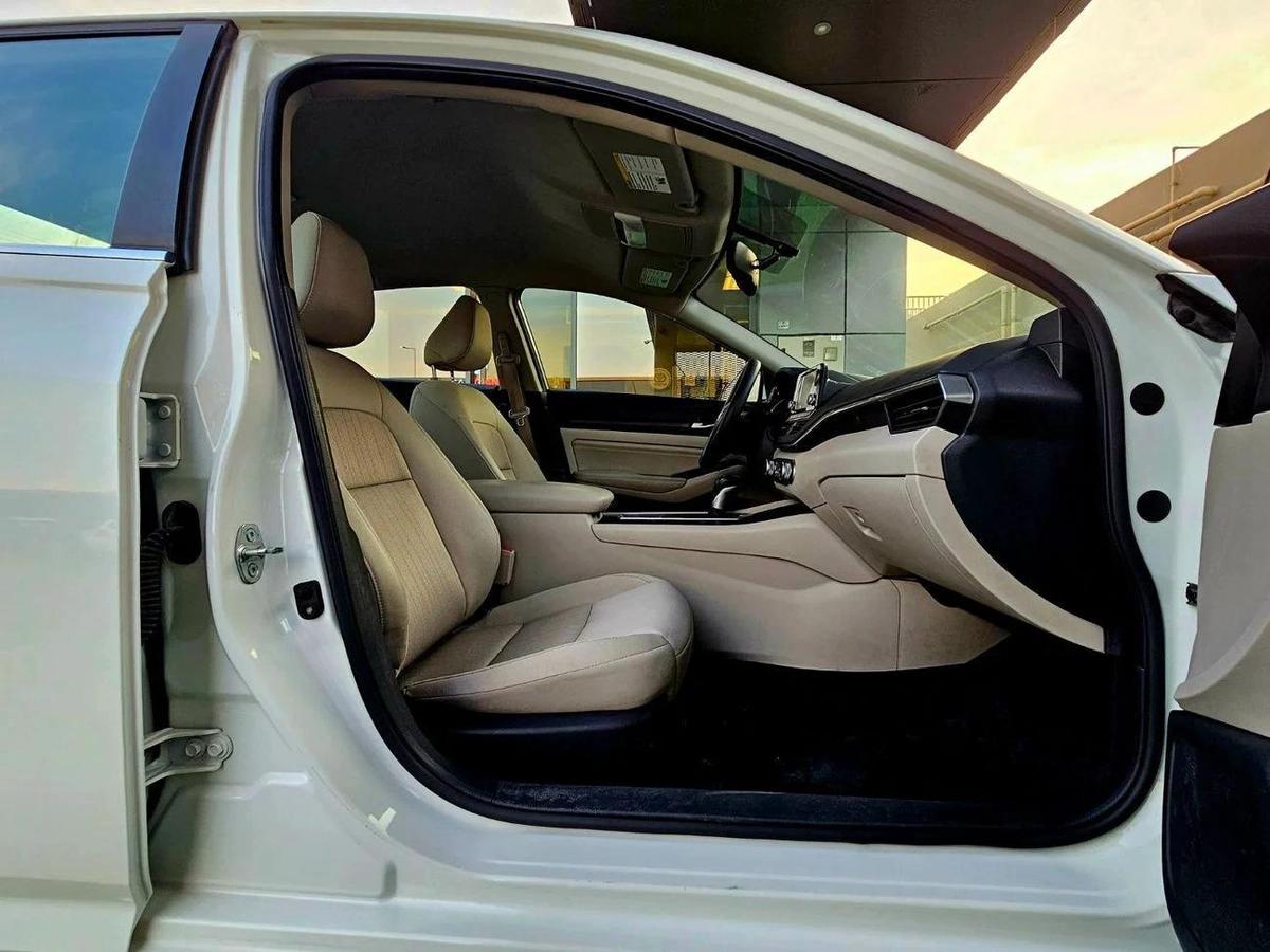 Nissan Altima S GCC/ 2.5L V4/ LOW MILEAGE/ IMMACULATE CONDITION-1-1