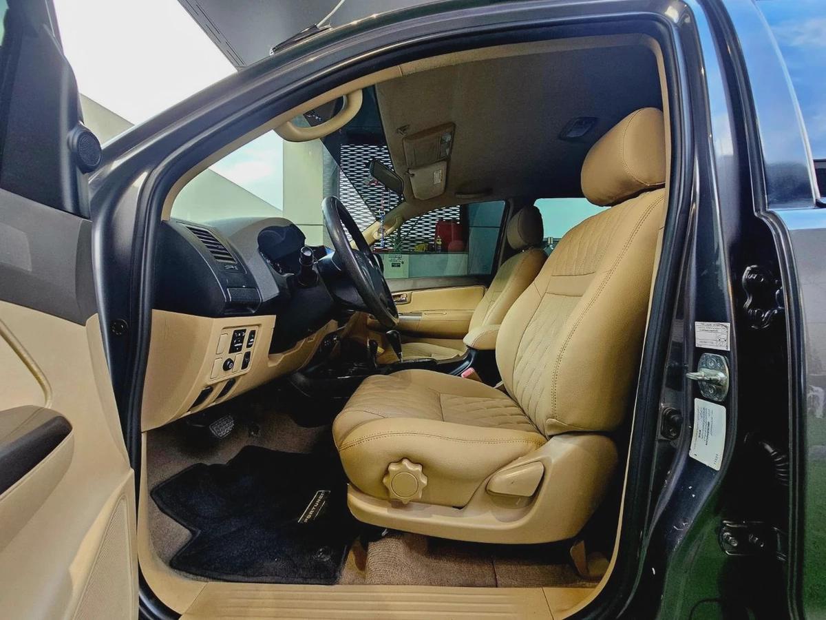 Toyota Fortuner EXR/ V4 2.7L 4WD/ LEATHER DVD/ LOW MILEAGE-10-10