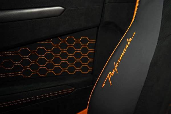 URUS PERFORMANTE | FULL CARBON INT/EXT | EXTENDED PERFORMANTE TRIM | SUNSHINE PACKAGE