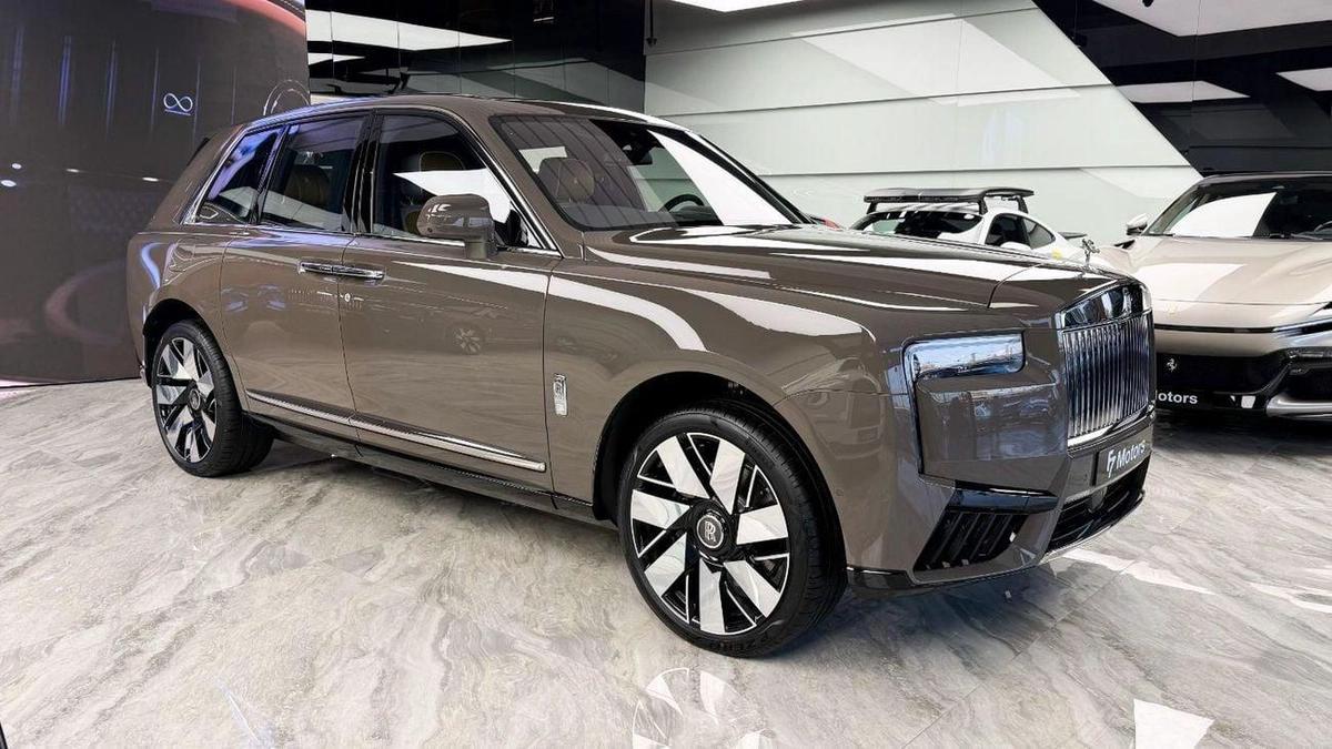 Rolls-Royce Cullinan Rolls Royce Cullinan Silver Badge - 2025 - Bespoke Color Edition-0-0