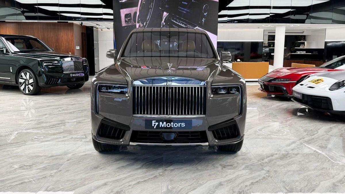 Rolls-Royce Cullinan Rolls Royce Cullinan Silver Badge - 2025 - Bespoke Color Edition-1-1