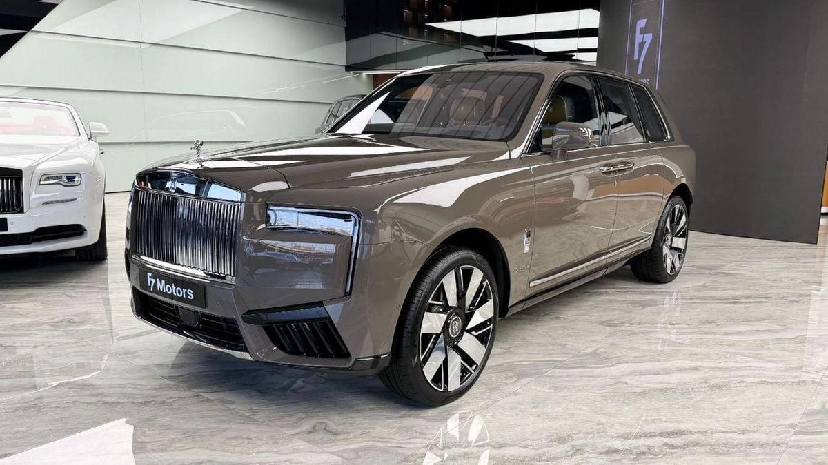Rolls-Royce Cullinan Rolls Royce Cullinan Silver Badge - 2025 - Bespoke Color Edition-2-2
