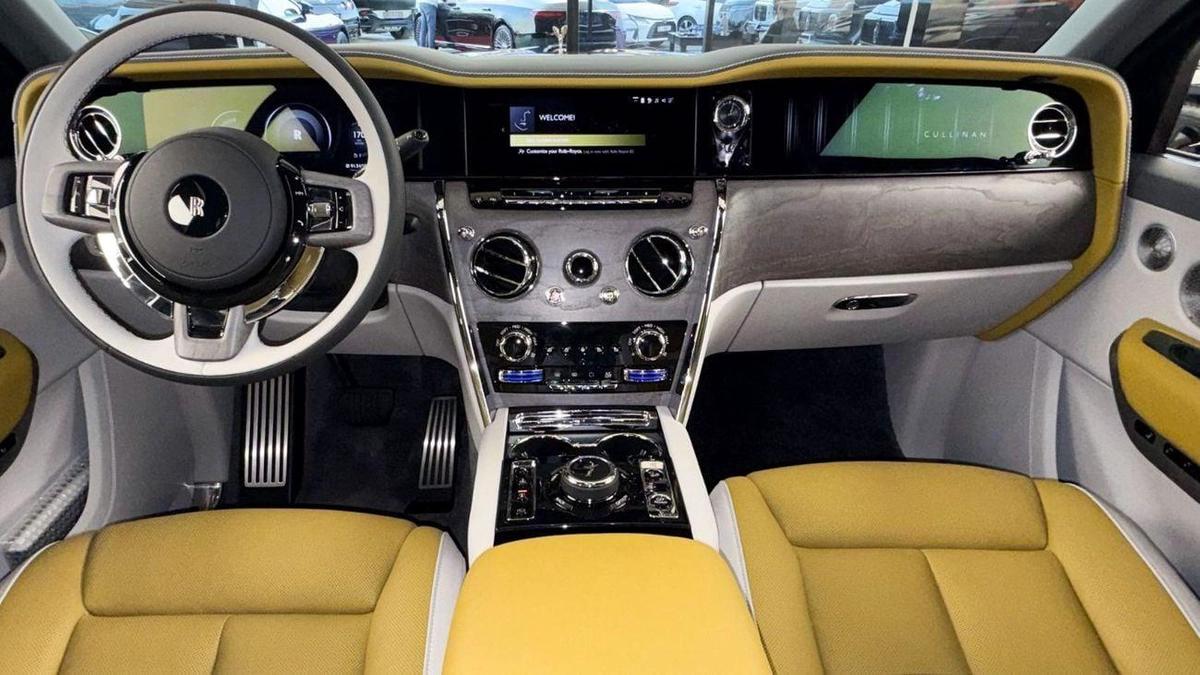 Rolls-Royce Cullinan Rolls Royce Cullinan Silver Badge - 2025 - Bespoke Color Edition-4-4