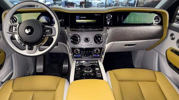Rolls-Royce Cullinan Rolls Royce Cullinan Silver Badge - 2025 - Bespoke Color Edition