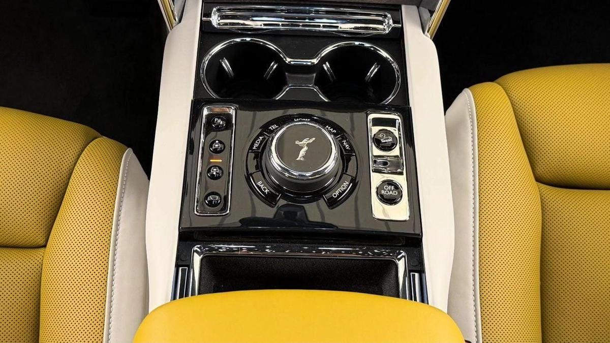 Rolls-Royce Cullinan Rolls Royce Cullinan Silver Badge - 2025 - Bespoke Color Edition-7-7