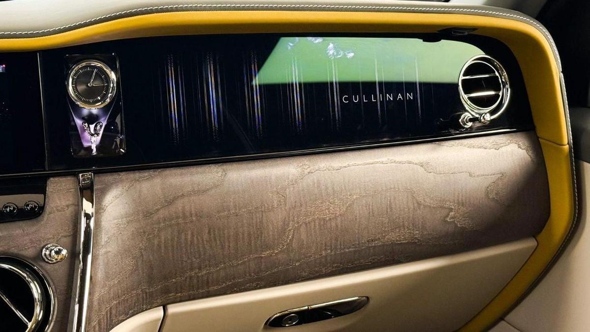 Rolls-Royce Cullinan Rolls Royce Cullinan Silver Badge - 2025 - Bespoke Color Edition-8-8