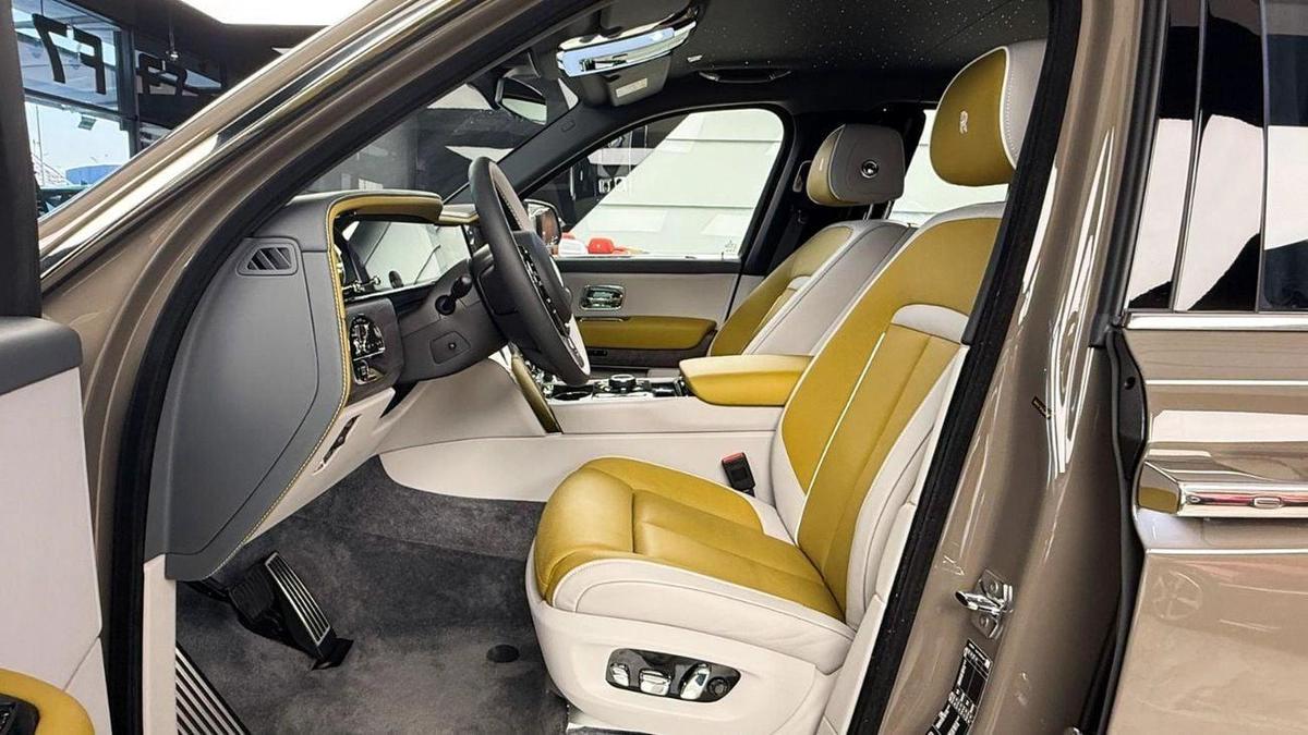 Rolls-Royce Cullinan Rolls Royce Cullinan Silver Badge - 2025 - Bespoke Color Edition-9-9