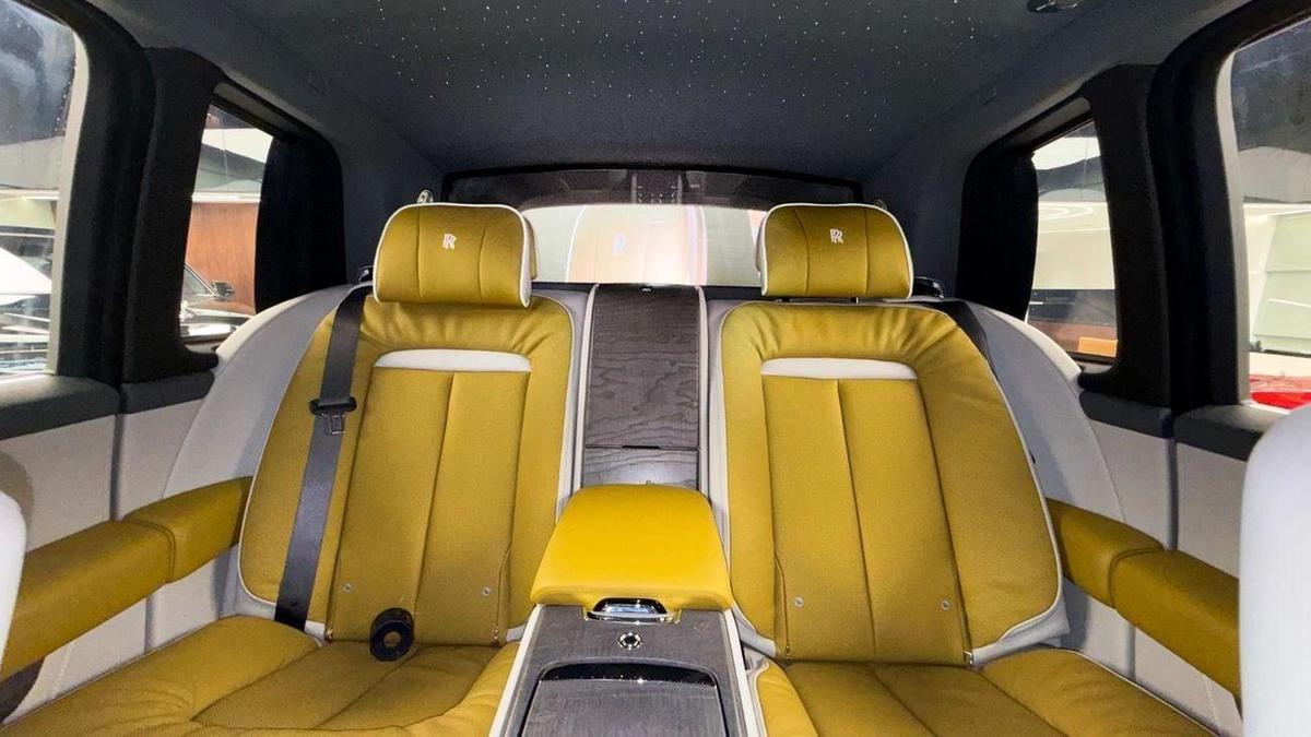 Rolls-Royce Cullinan Rolls Royce Cullinan Silver Badge - 2025 - Bespoke Color Edition-11-11