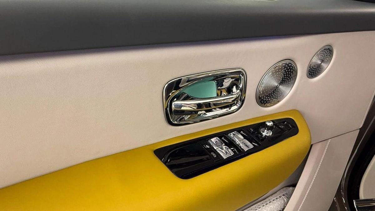 Rolls-Royce Cullinan Rolls Royce Cullinan Silver Badge - 2025 - Bespoke Color Edition-12-12