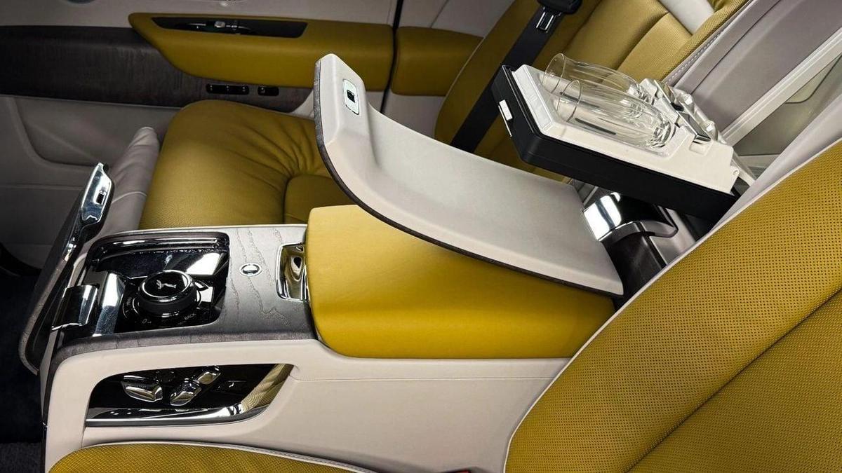 Rolls-Royce Cullinan Rolls Royce Cullinan Silver Badge - 2025 - Bespoke Color Edition-13-13