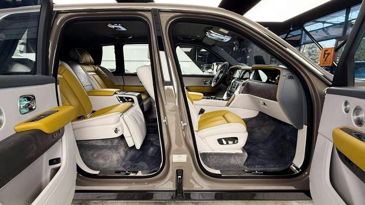 Rolls-Royce Cullinan Rolls Royce Cullinan Silver Badge - 2025 - Bespoke Color Edition-15-15