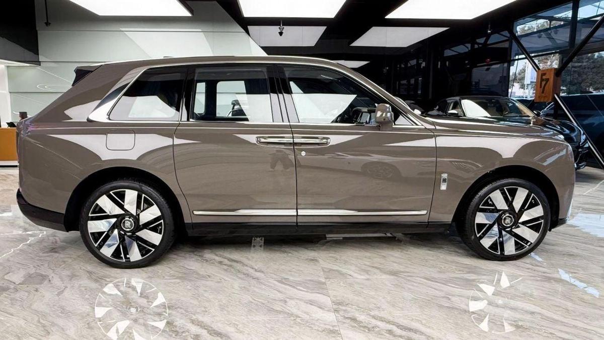 Rolls-Royce Cullinan Rolls Royce Cullinan Silver Badge - 2025 - Bespoke Color Edition-16-16
