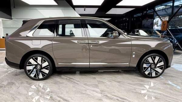 Rolls-Royce Cullinan Rolls Royce Cullinan Silver Badge - 2025 - Bespoke Color Edition