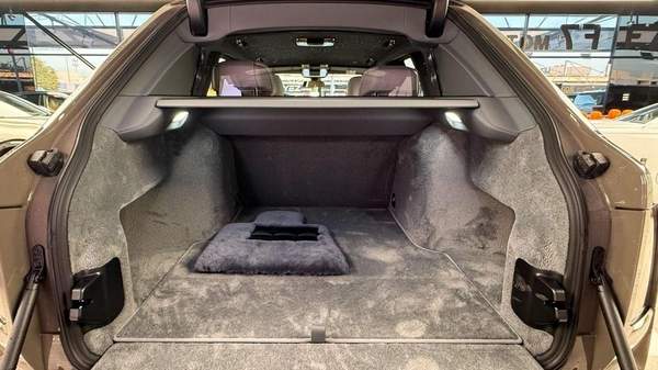 Rolls-Royce Cullinan Rolls Royce Cullinan Silver Badge - 2025 - Bespoke Color Edition