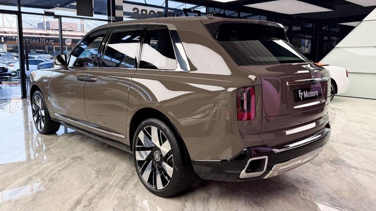 Rolls-Royce Cullinan Rolls Royce Cullinan Silver Badge - 2025 - Bespoke Color Edition-19-19