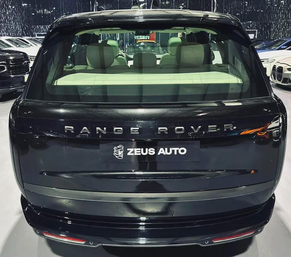 Land Rover Range Rover 2024 GCC specs for 569,000.00 AED-4-4