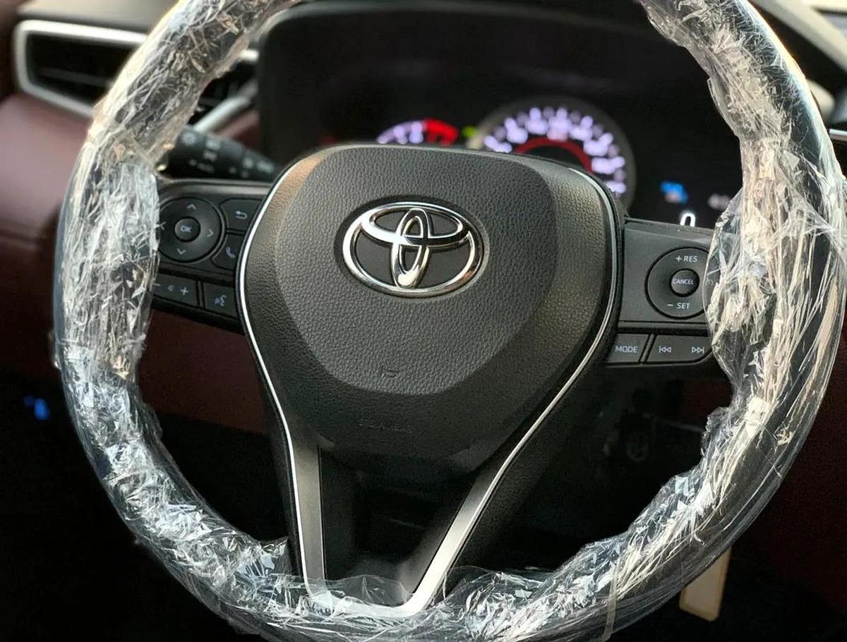 Toyota Corolla Cross LE-2-2