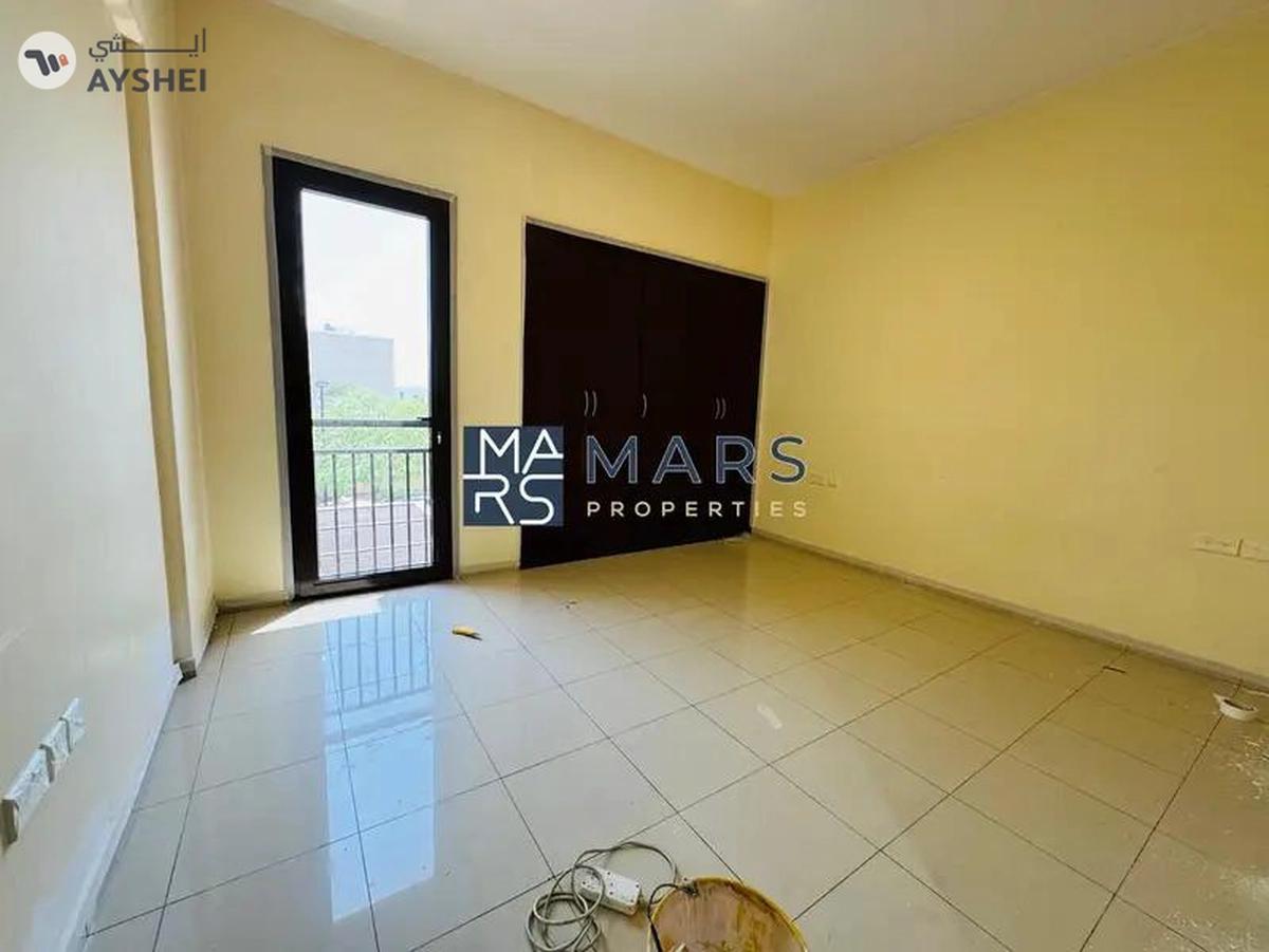 Middle Unit | Prime Location | Ready To Move-14-14