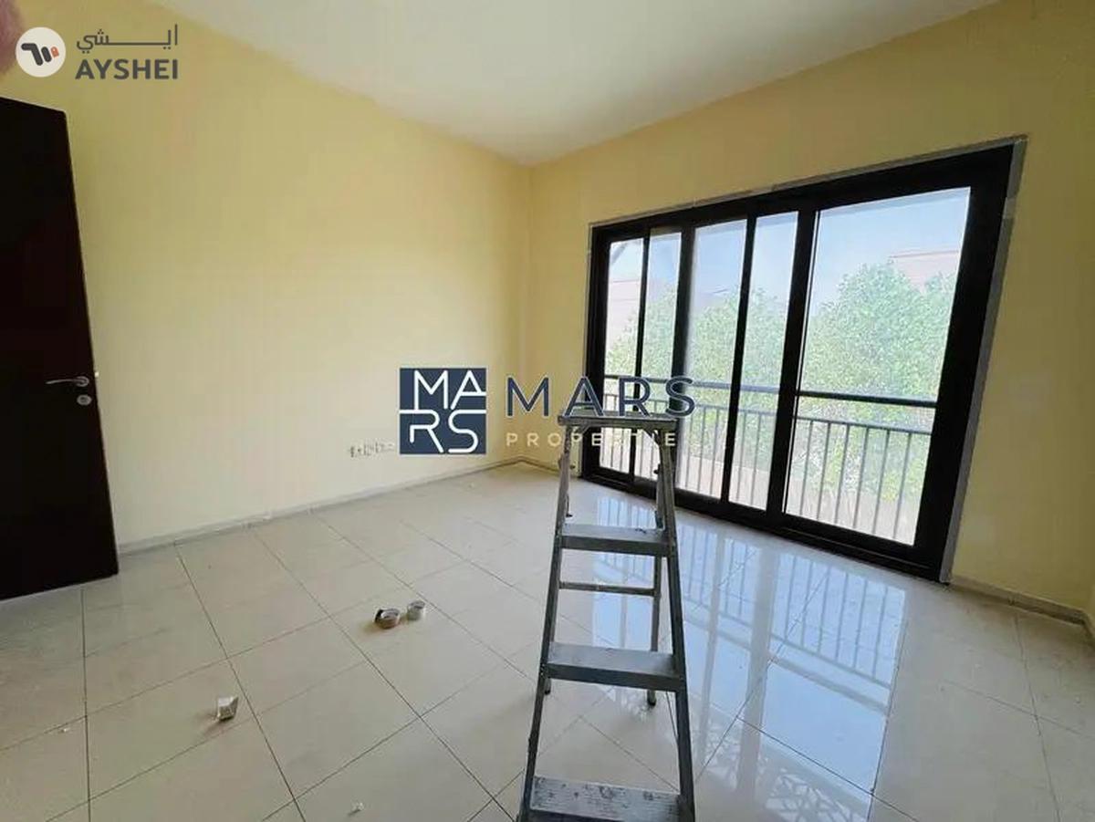 Middle Unit | Prime Location | Ready To Move-16-16