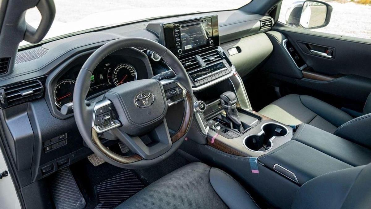 Toyota Land Cruiser LC300 VX 4.0P AT MY2024 – WHITE-9-9