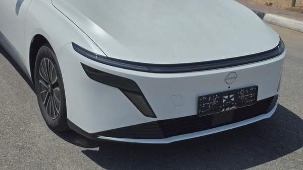 Nissan N6 180 Max (White Black)