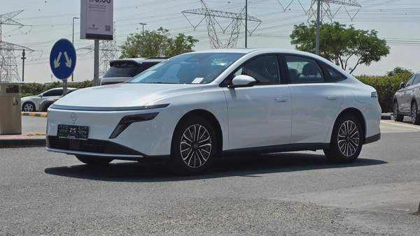 Nissan N6 180 Max (White Black)