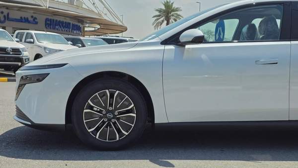 Nissan N6 180 Max (White Black)