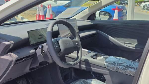 Nissan N6 180 Max (White Black)