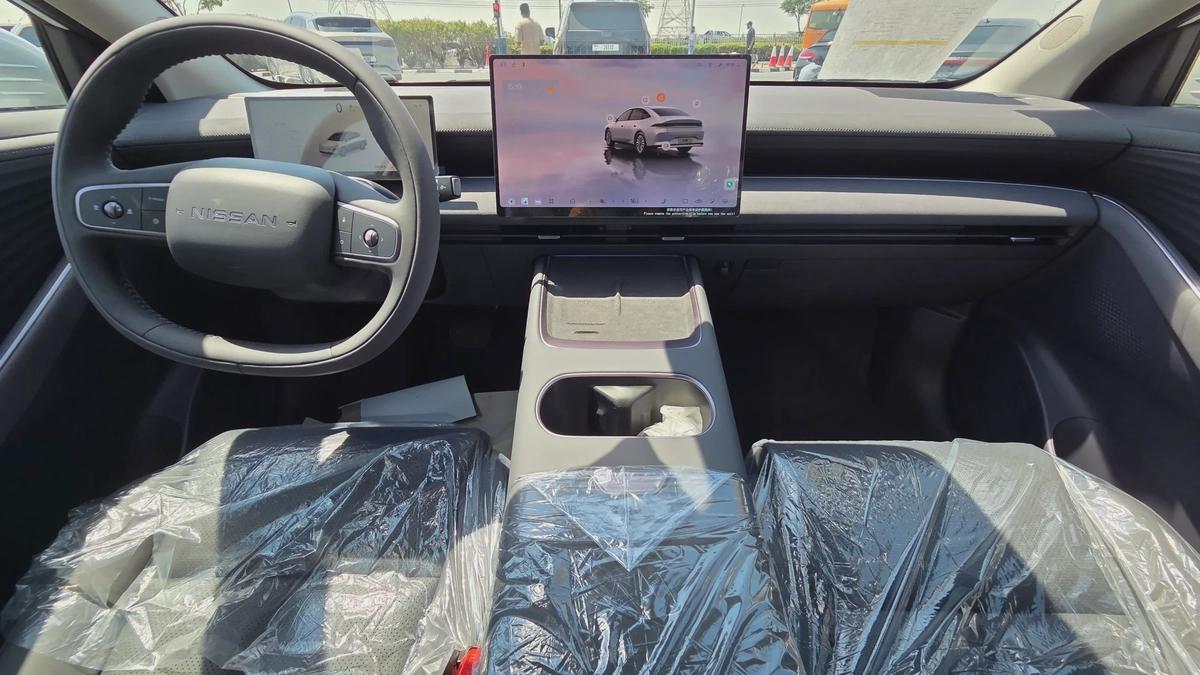 Nissan N6 180 Max (White Black)-10-10