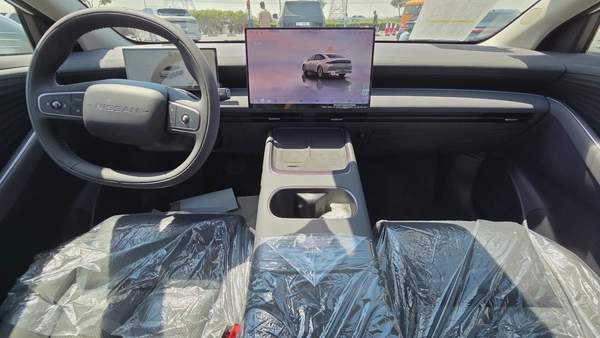 Nissan N6 180 Max (White Black)