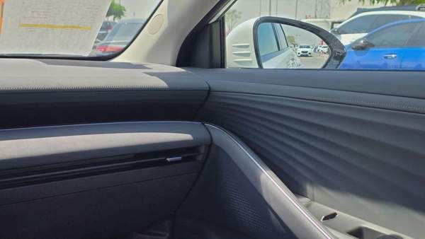 Nissan N6 180 Max (White Black)