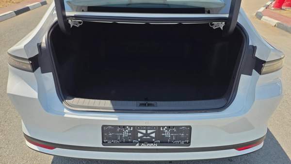 Nissan N6 180 Max (White Black)