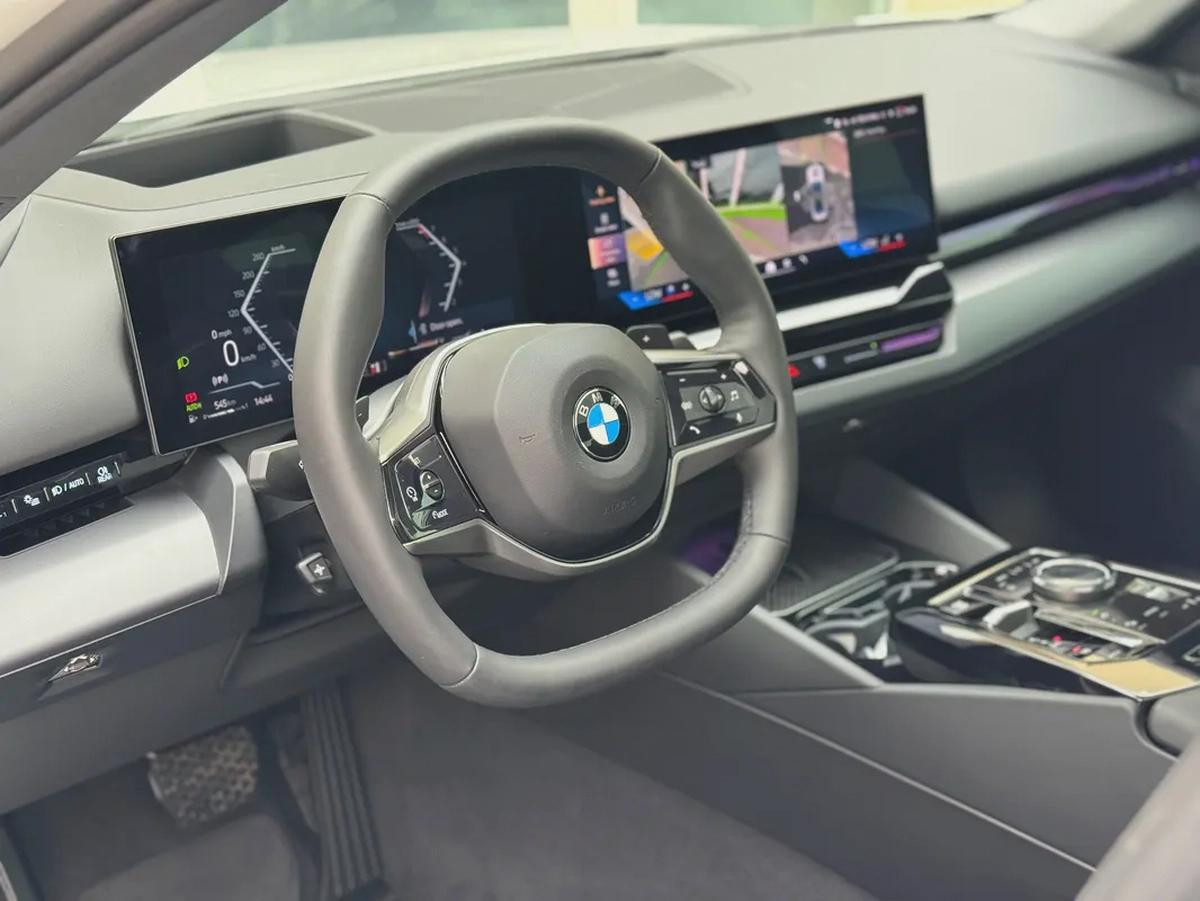 BMW 520i M kit 2024 fully loaded under warrant 2 years from Pitstop AGMC-12-12