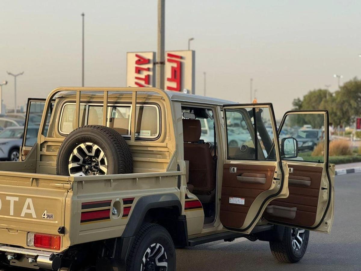 Toyota Land Cruiser Pick Up Std 4.0L Double Cab Utility 4WD-2-2
