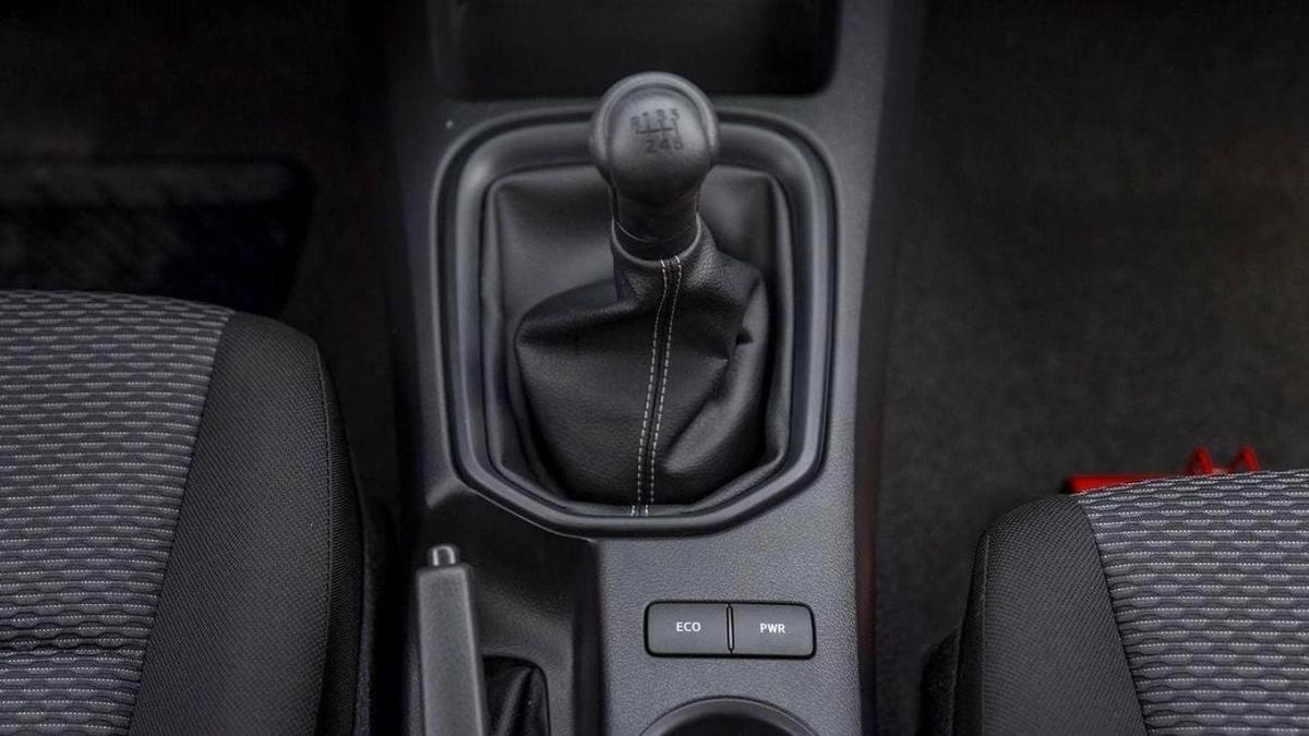 Toyota Hilux (LHD) TOYOTA HILUX DC COMFORT PLUS 2.4D MT 4X4 MY2025 - WHITE-12-12