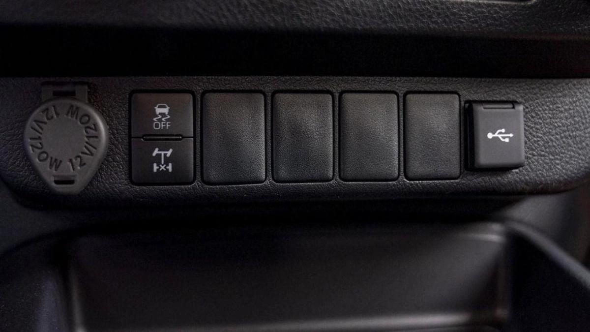 Toyota Hilux (LHD) TOYOTA HILUX DC COMFORT PLUS 2.4D MT 4X4 MY2025 - WHITE-15-15