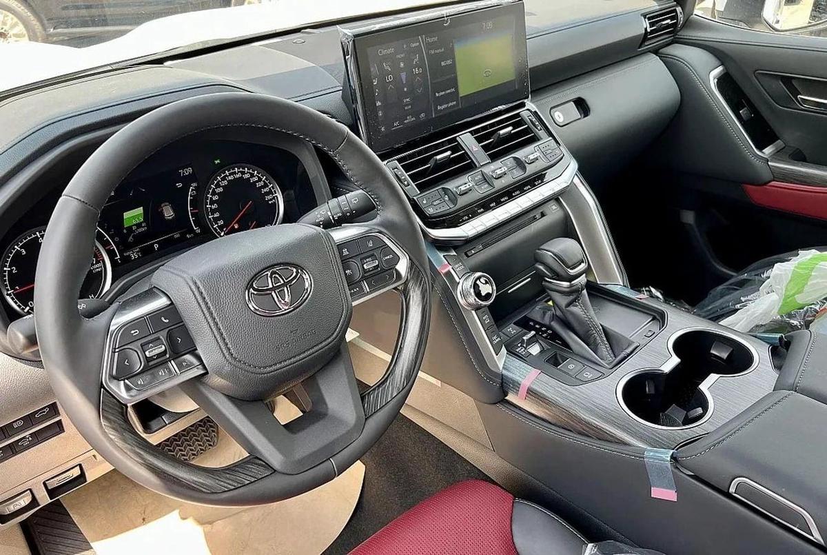 Toyota Land Cruiser VXR 3.5L-6-6