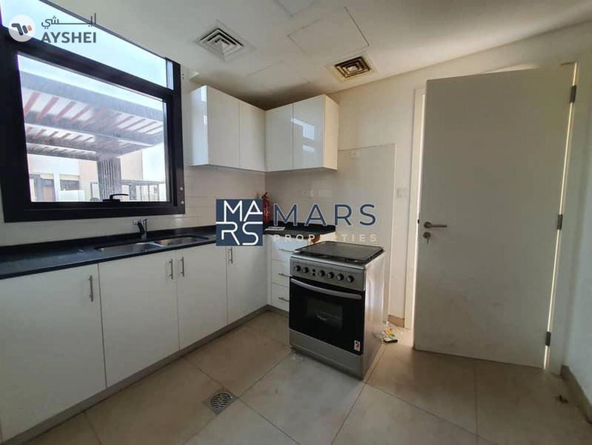 Middle Unit |Lavish Townhouse in Excellent Community-10-10