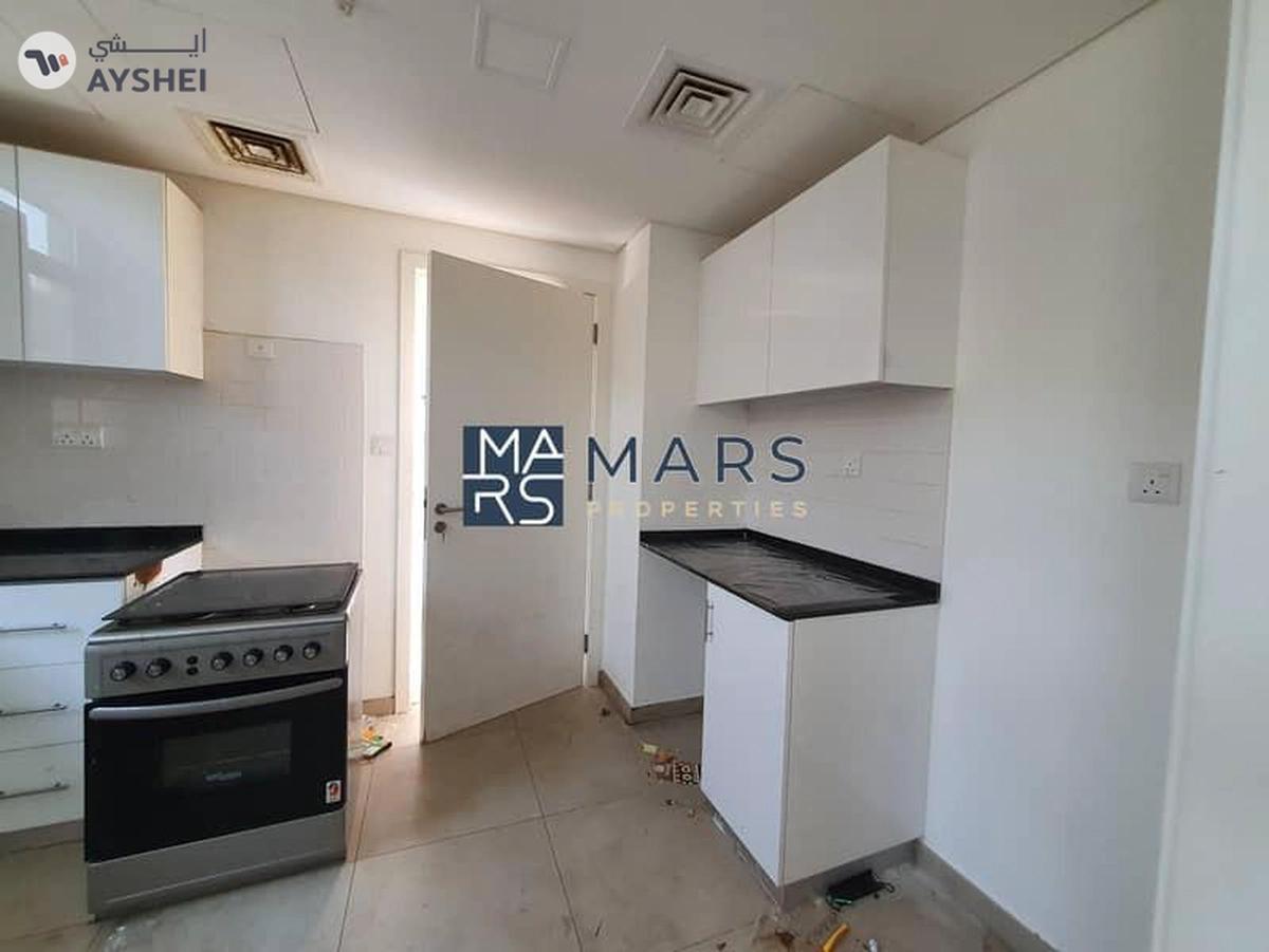 Middle Unit |Lavish Townhouse in Excellent Community-11-11