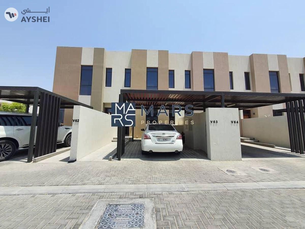 Middle Unit |Lavish Townhouse in Excellent Community-0-0