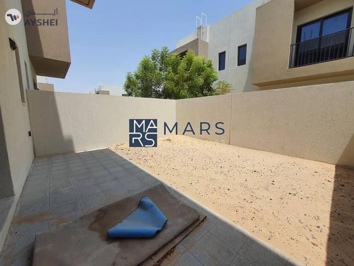 Middle Unit |Lavish Townhouse in Excellent Community-0-landscape