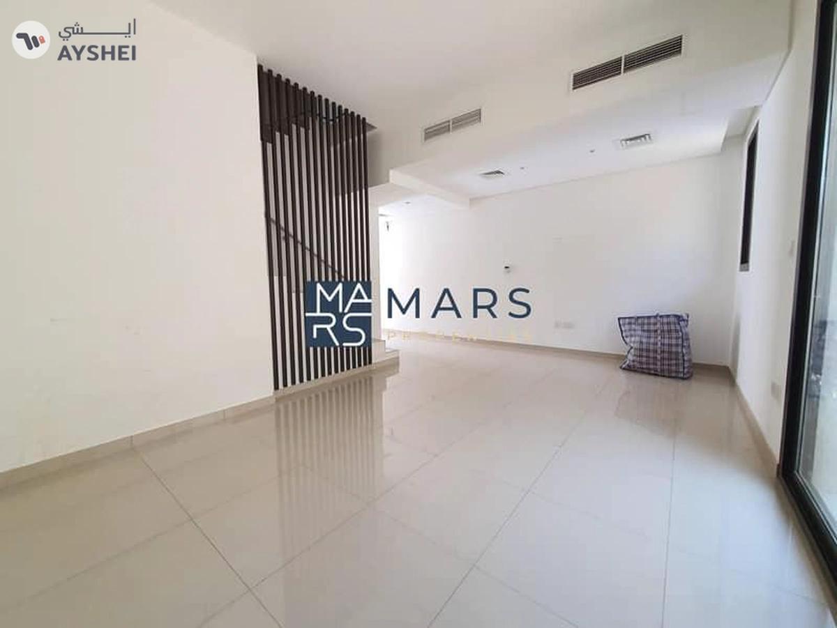 Middle Unit |Lavish Townhouse in Excellent Community-1-landscape