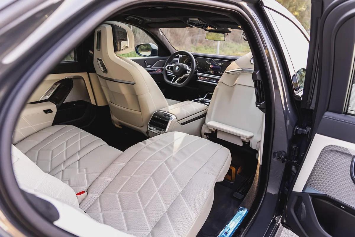 BMW 735i M SPORT INDIVIDUAL || 2026 || MASTER CLASS || UNDER WARRANTY || GCC || SMOKE WHITE INTERIOR-10-10