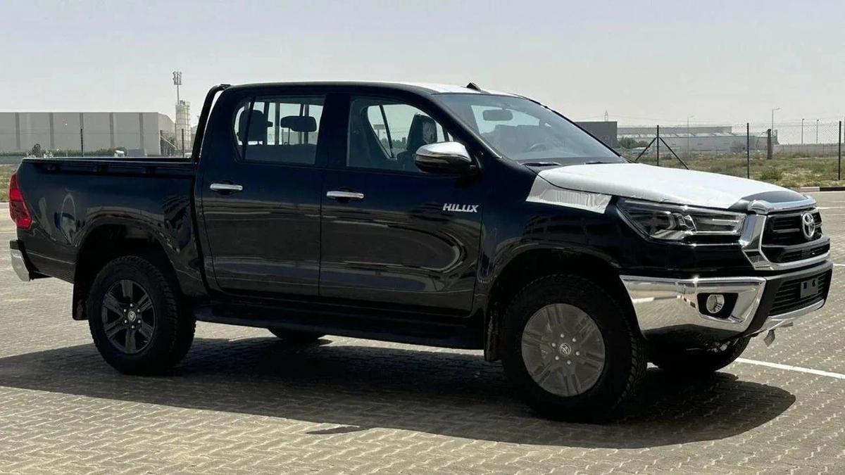 Toyota Hilux Hilux full option petrol 2.7L V4 black colour-0-0