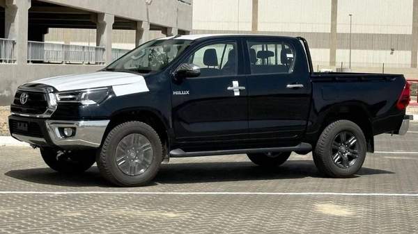 Toyota Hilux Hilux full option petrol 2.7L V4 black colour