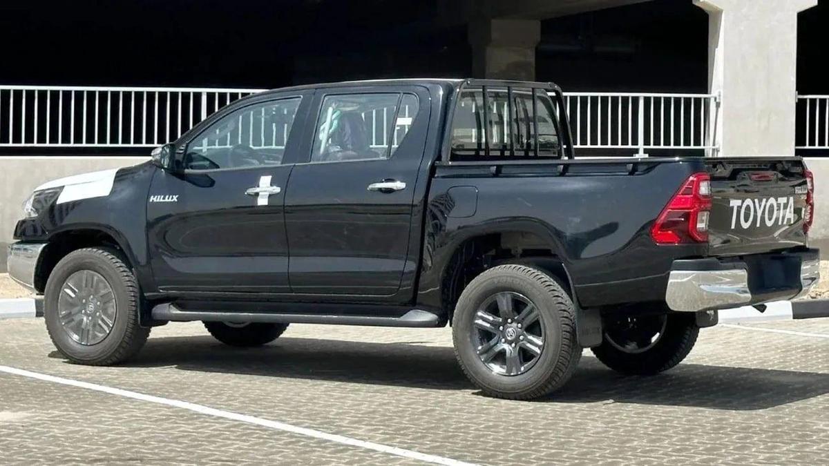 Toyota Hilux Hilux full option petrol 2.7L V4 black colour-2-2