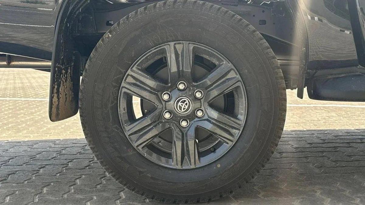 Toyota Hilux Hilux full option petrol 2.7L V4 black colour-5-5