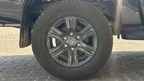 Toyota Hilux Hilux full option petrol 2.7L V4 black colour
